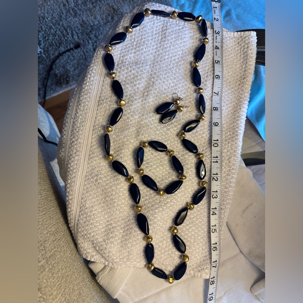 ✨Vintage✨ Sophisticated Navy and Gold Necklace, Bracelet and Earrings!